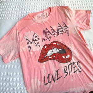 Def Leppard Graphic Band Tee • Size M